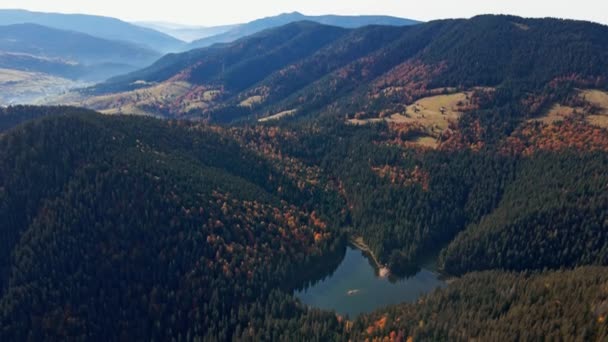 Der Tiefe Und Wilde Berühmte Bergsee Sinevir Umgibt Berge Die — Stockvideo