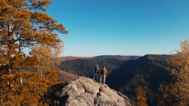 Воздушные Кадры Пара Туристов Стоящих Вершине Скалы Поднятыми Руками Мужчина — стоковое видео