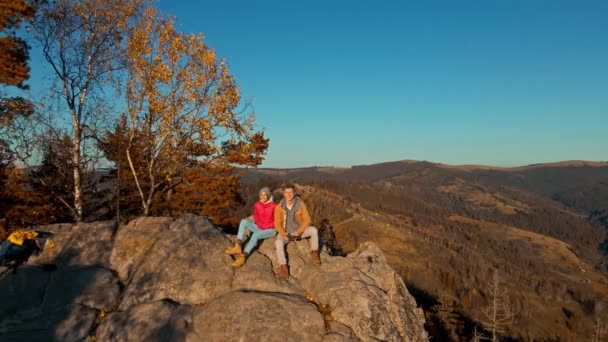 Drone Aereo Selfie Felice Coppia Escursionisti Seduti Sulla Scogliera Viaggiatori — Video Stock