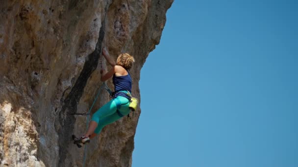 Zeitlupe Einer Athletischen Erwachsenen Bergsteigerin Klettert Einer Felswand Hoch Sucht — Stockvideo