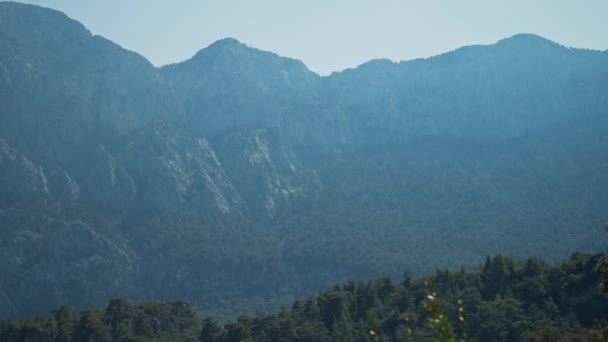 Enorme Pico Rocoso Alto Sobre Fondo Azul Del Cielo Rodeado — Vídeos de Stock