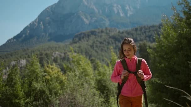 Kino Powolny Ruch Atrakcyjna Kobieta Turysta Spacery Świeżym Powietrzu Górach — Wideo stockowe
