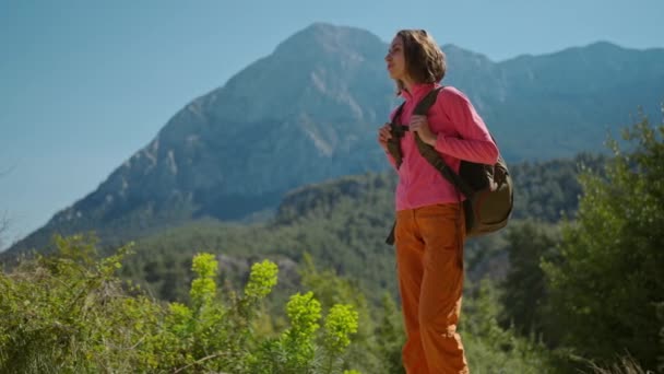 Rallentatore Bella Giovane Donna Escursionista Piedi Bellissimo Paesaggio Montagna Felice — Video Stock