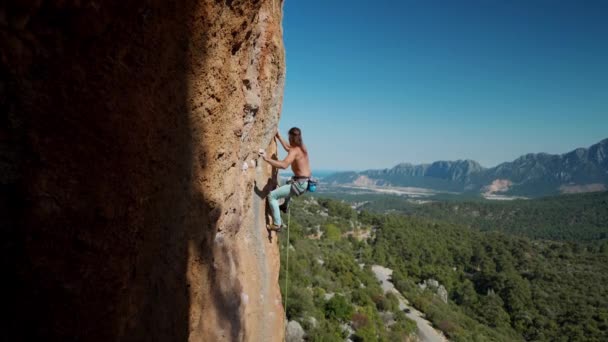 Muskulöser Männlicher Bergsteiger Hellblauer Hose Der Die Anspruchsvolle Route Der — Stockvideo