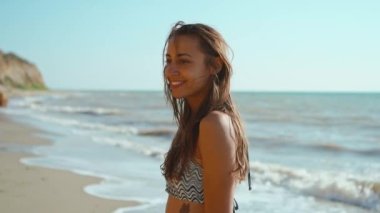 Bikinili mutlu, mutlu, ince kadının rüzgar ve dalgaların tadını çıkardığı son derece yakın çekim. özgürlük ve tasasız, yaz tatili ve seyahat konsepti.