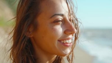 Bikinili mutlu, mutlu, ince kadının rüzgar ve dalgaların tadını çıkardığı son derece yakın çekim. özgürlük ve tasasız, yaz tatili ve seyahat konsepti.