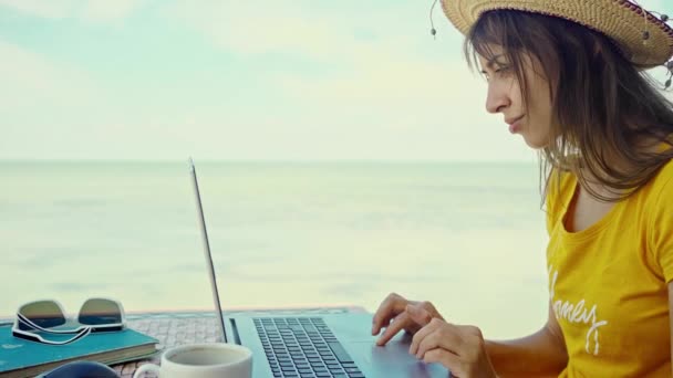 Retrato Mulher Freelancer Chapéu Segurando Smartphone Trabalhando Computador Portátil Por — Vídeo de Stock