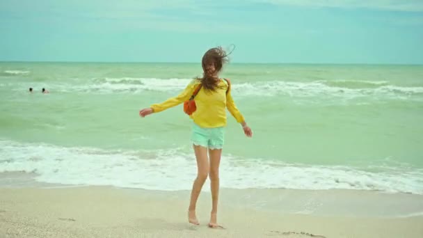 Šťastná Žena Užívá Procházky Písečné Pláže Větrného Bouřlivého Dne Vlnění — Stock video