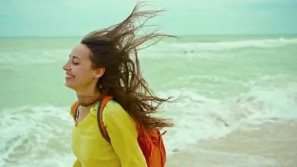 Retrato Liberdade Mulher Rindo Desfrutando Mar Praia Escapadela Férias Sentindo — Vídeo de Stock