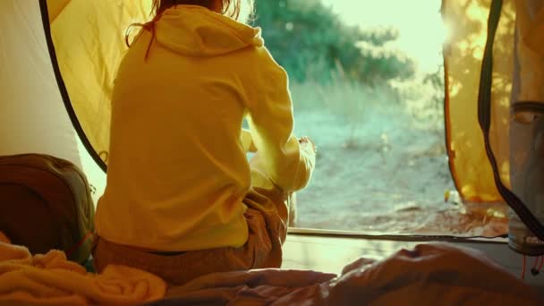 Женщина Палатке Любующаяся Утренним Рассветом Вид Сзади Путешествующий Образ Жизни — стоковое видео