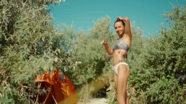 Détendue Belle Femme Mixte Bikini Profitant Matin Ensoleillé Dans Camping — Video