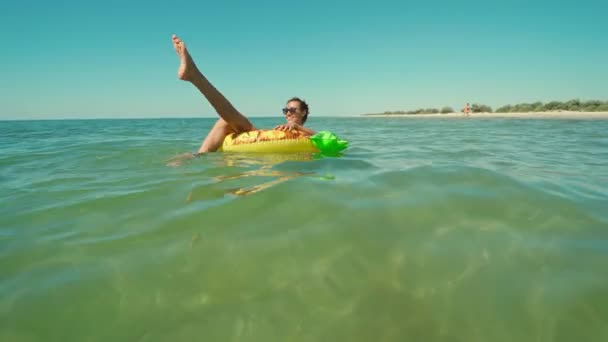 Glücklich Lächelnde Junge Frau Mit Sonnenbrille Schwimmt Auf Aufblasbaren Ananas — Stockvideo