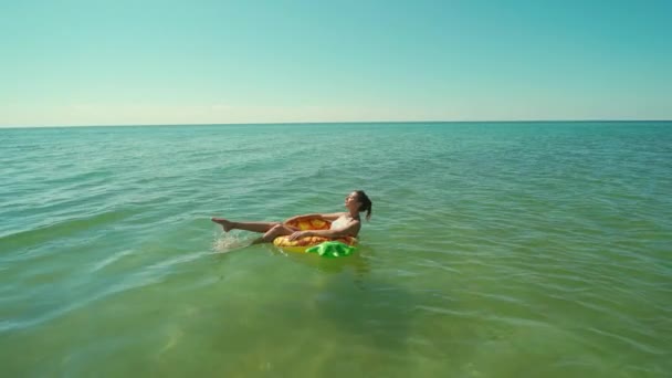 Glücklich Lächelnde Junge Frau Mit Sonnenbrille Schwimmt Auf Aufblasbarem Ananas — Stockvideo