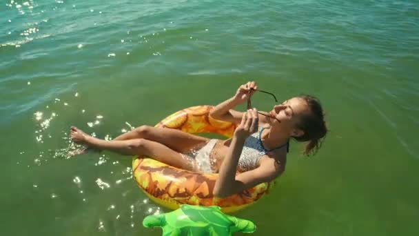 Happy Smiling Young Woman Sunglasses Swimming Inflatable Pineapple Floating Ring — стоковое видео