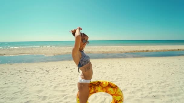 Веселая Счастливая Молодая Привлекательная Женщина Бегает Пустому Солнечному Песчаному Пляжу — стоковое видео