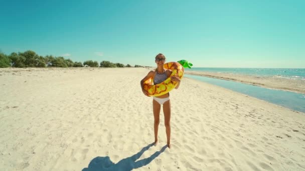 Веселая Красивая Молодая Женщина Тысячелетия Бегает Пустому Солнечному Песчаному Пляжу — стоковое видео