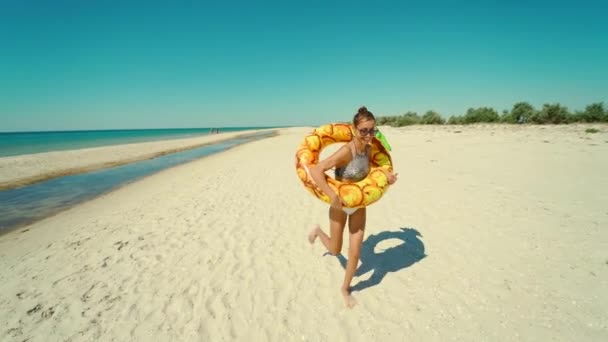 Веселая Красивая Молодая Женщина Тысячелетия Бегает Пустому Солнечному Песчаному Пляжу — стоковое видео