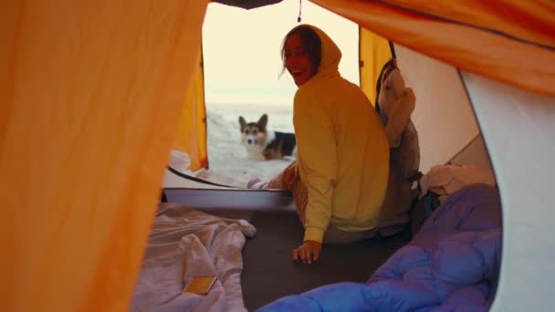 在橙色帐篷里的美丽的乌克兰女人欣赏清晨的日出 旅行营地的生活方式和酒店客房度假的概念 在乌克兰的当地旅行 — 图库视频影像