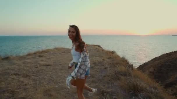 Güneşin Batışında Panoramik Manzaralı Tepede Yürüyen Esmer Kadın Güzel Kız — Stok video