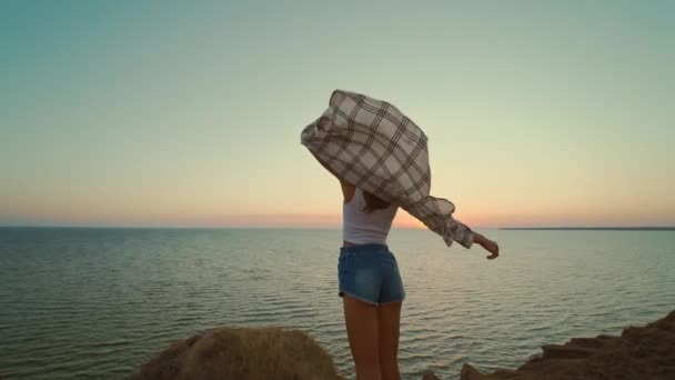Schöne Lateinische Frau Genießt Sonnenuntergang Zeit Über Dem Meer Von — Stockvideo