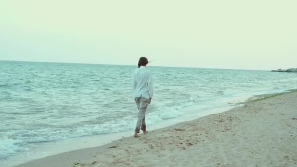 Vue Arrière Belle Femme Été Marchant Dans Eau Mer Avec — Video