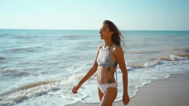 Filmato Rallentatore Felice Gioiosa Fitness Girl Bikini Passeggia Lungo Spiaggia — Video Stock