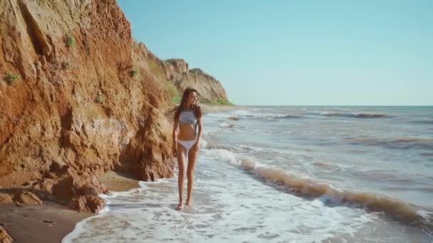 Cámara Lenta Feliz Alegre Delgado Fitbody Mujer Vistiendo Bikini Disfrutando — Vídeos de Stock