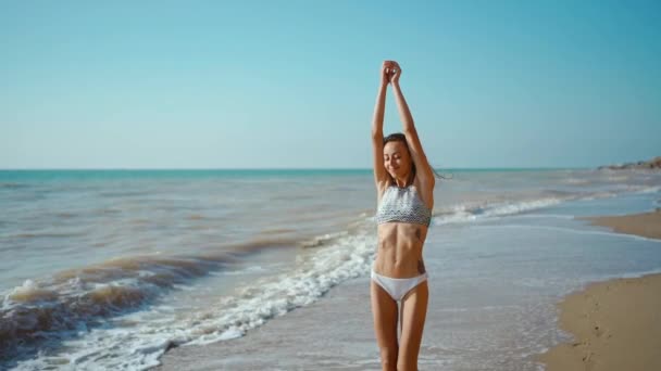 ビキニ姿で海沿いの風と波を楽しむ幸せなスリムフィットボディ女性のスローモーション 自由と屈託のない夏休み旅行のコンセプト ウクライナのオデッサ — ストック動画