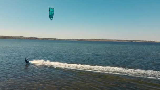 Vista Aérea Cámara Lenta Hombre Activo Kiteboarding Windsurf Hermosa Puesta — Vídeo de stock
