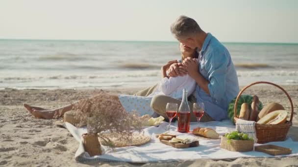 Kochająca Młoda Para Szczęśliwy Mężczyzna Kobieta Siedzi Przytulnym Kocu Piknik — Wideo stockowe