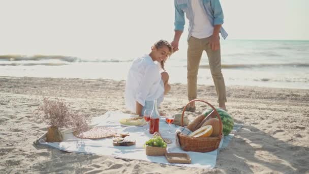 砂のビーチに沿って手を握って歩く帽子のロマンチックなカップル 愛と幸せの瞬間 海の旅のバレンタインデー — ストック動画