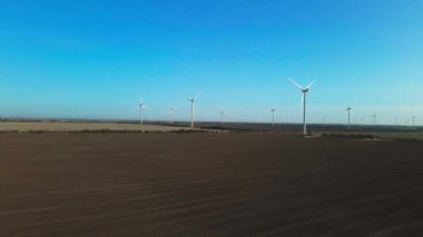 Devasa rüzgar türbini dönüyor. Yenilenebilir enerji, sürdürülebilir kalkınma, çevre dostu kavram. Hava aracı 4K 'dan hava görüntüsü. Şarjörde ses var