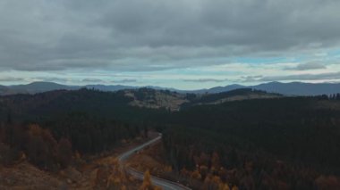 Dağ Sırası Gündoğumu Hava Görüntüsü. Manzaralı Gün Işığı Dağları Kır Köyü Genel Görünümü. Ukrayna 'da vahşi doğa manzarası. Dramatik Gökyüzü, Bulutlar Yüzüyor. Zaman Hızı İHA Uçuş Görüntüsü 4K