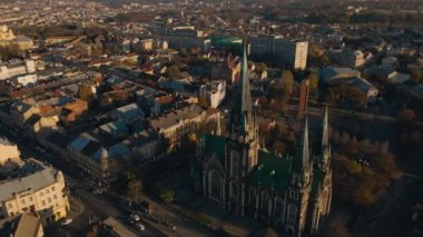 St. Olga Kilisesi 'nin tarihi merkezinin havadan görünüşü ve Ukrayna' nın Lviv kentindeki Elizabeth eski gotik tapınağı. İHA 'yla kubbenin üzerinde daireler çiziyor. Antik Avrupa şehrinin tarihi ve mimarisi