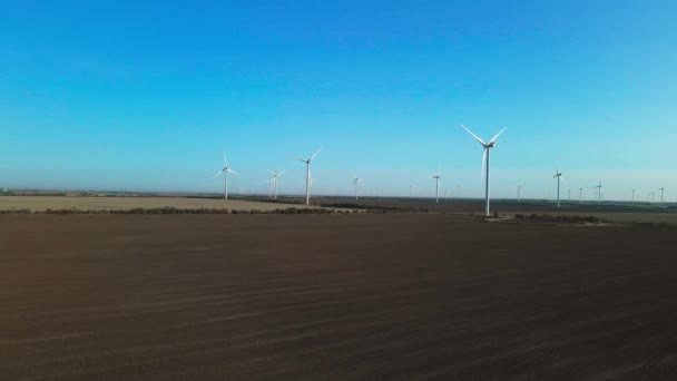 Величезні Вітрові Турбіни Обертаються Відновлювана Енергетика Сталий Розвиток Екологічно Чиста — стокове відео