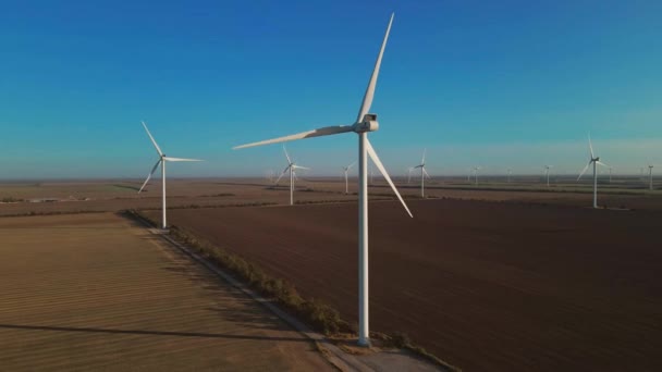 Grote Windturbines Met Bladen Het Veld Luchtfoto Helder Zonsopgang Blauwe — Stockvideo