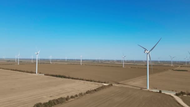 Luchtfoto Van Wind Turbine Farm Landbouwvelden Oekraïne Helderblauwe Lucht Achtergrond — Stockvideo