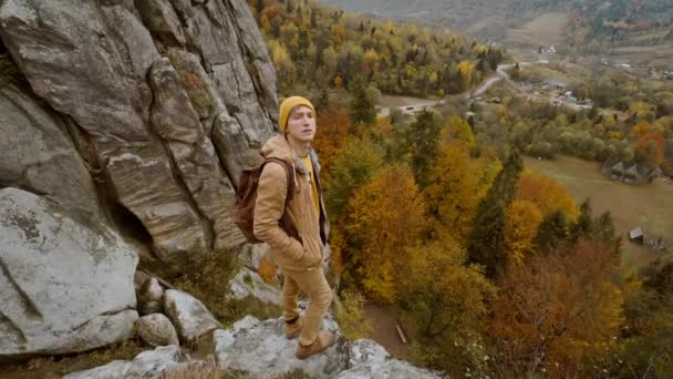 Hombre Senderista Con Mochila Relajándose Cima Una Montaña Disfrutando Vista — Vídeo de stock