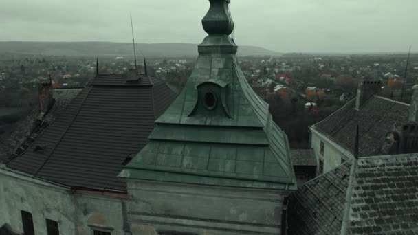 ウクライナの丘の上にある古いおとぎ話の城の周りの空中ビュードローン飛行 Olesko城上から リヴィブ地区 ウクライナ 空中ビデオ ウクライナの要塞の観光スポット — ストック動画