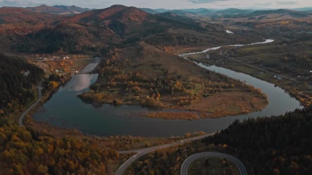 Tepeler Arasında Kıvrımlı Dağ Yolunun Üstündeki Hava Aracı Görüntüsü Kıvrımlı — Stok video