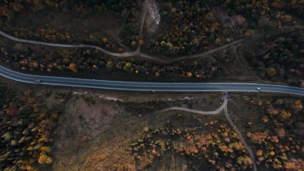 Légi Tető Lefelé Kanyargós Hegyi Között Dombok Zöld Narancssárga Erdők — Stock videók