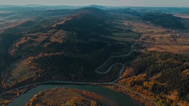 Vista Aérea Del Dron Sobre Sinuoso Camino Montaña Entre Colinas — Vídeos de Stock