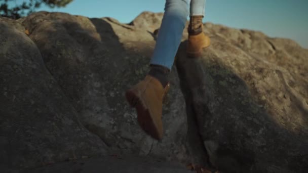 Ağır Çekimde Yüzü Olmayan Mavi Kot Pantolonlu Dağlarda Tepeye Tırmanan — Stok video