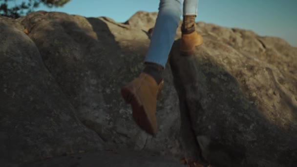 Slow Motion Gezichtsloos Zijaanzicht Vrouw Wandelaar Blauwe Jeans Gele Wandelschoenen — Stockvideo