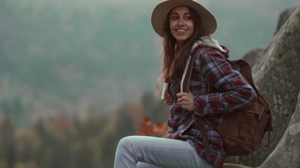 Retrato Mujer Feliz Excursionista Sombrero Encuentra Borde Del Acantilado Mira — Vídeos de Stock