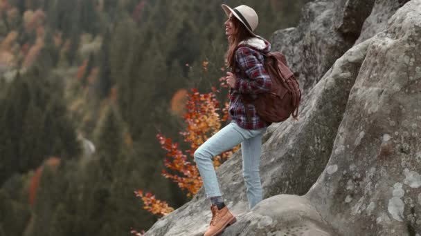 Eine Glückliche Wanderin Mit Hut Steht Mit Erhobenen Händen Rande — Stockvideo