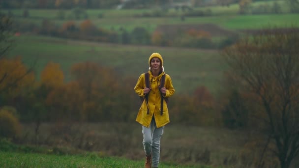 Powolny Ruch Inspirowane Młoda Ładna Kobieta Turystka Żółtym Płaszczu Przeciwdeszczowym — Wideo stockowe