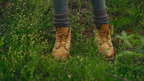 Kapalı Alan Kadın Yürüyüşçüleri Sarı Yürüyüş Botlarıyla Ayaklarıyla Yürür Islak — Stok video