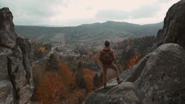 Indietro Vista Uomo Escursionista Abbigliamento Casual Marrone Con Zaino Trova — Video Stock