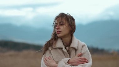 Hayal kırıklığına uğramış Ukraynalı kadının portresi soğuk ve bulutlu bir sonbahar gününde dışarıda duruyor. Kız, donmuş ellerini kendi nefesiyle ısıtmaya çalışıyor. Ukrayna 'daki insanlar soğuktan donuyor.